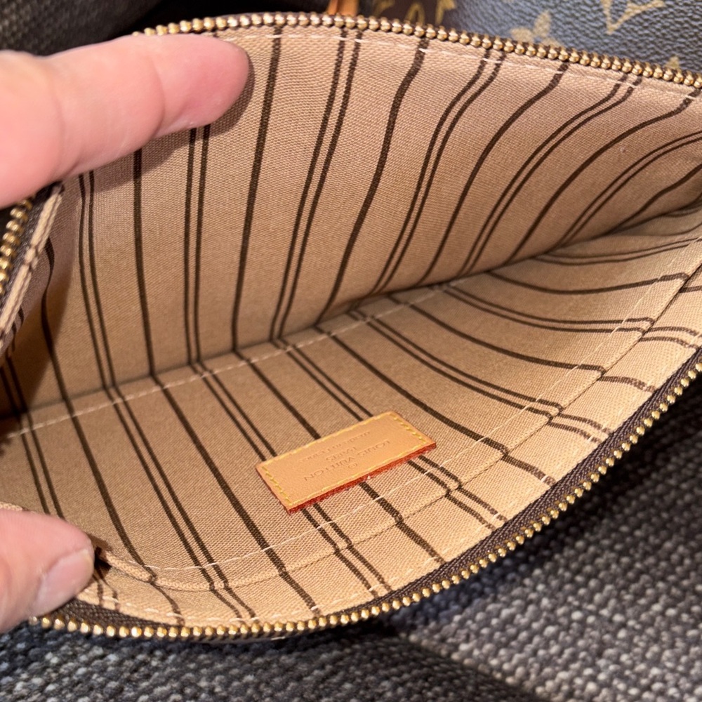 Louis Vuitton Neverfull MM Monogram Classic Tote - Picture 15 of 16